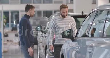 两个白人男子站在汽车经销商和看<strong>汽车保险</strong>杠。 一个给另一个人看东西。 朋友